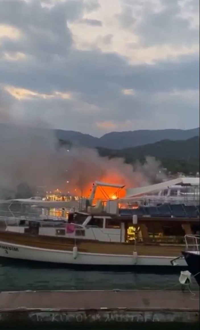 Antalya’da 17 metrelik tur teknesi alev alev yandı -2