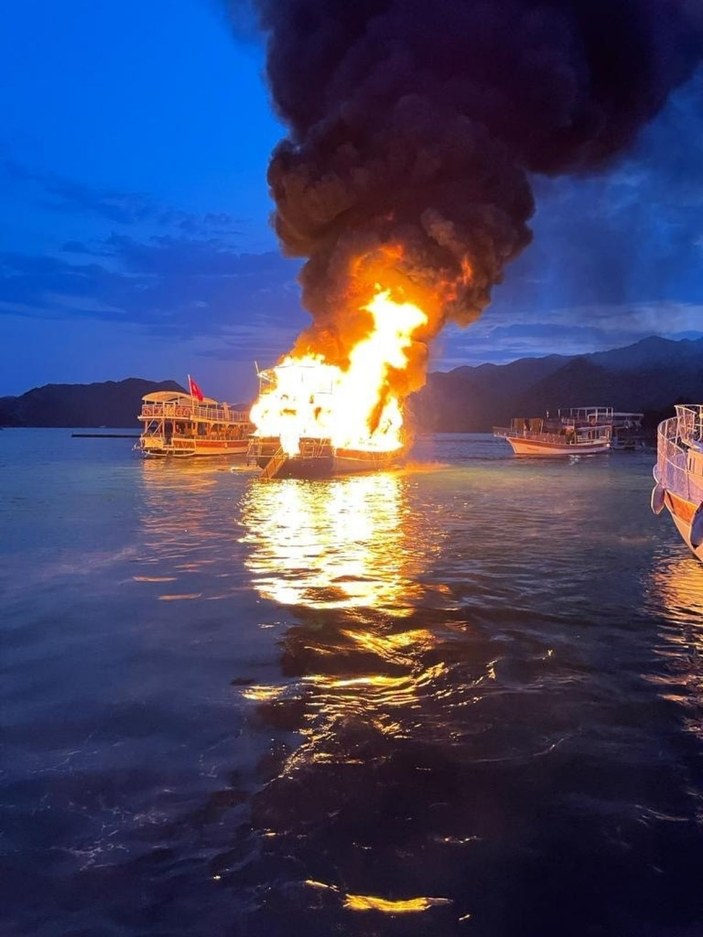 Antalya’da 17 metrelik tur teknesi alev alev yandı -1