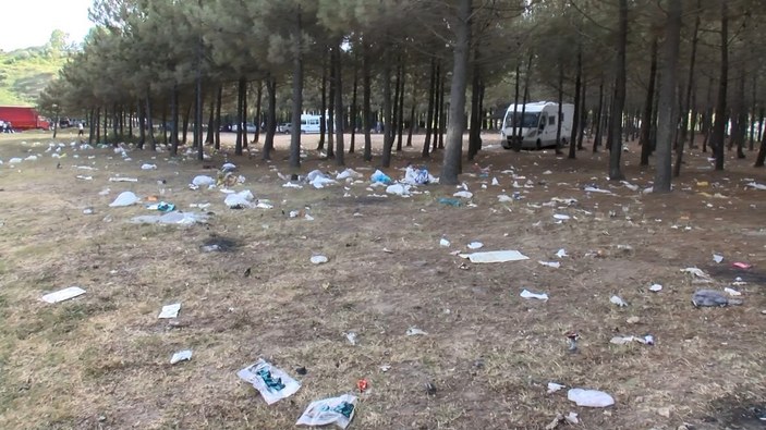 Sarıyer'de piknikçilerin ormana attığı çöpler tepki çekti