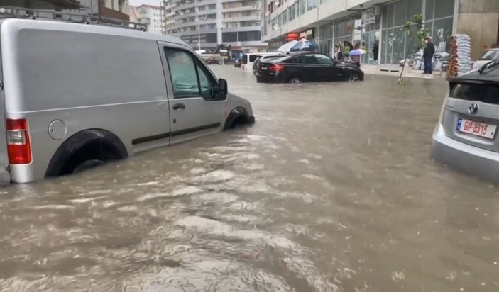 Batum’da şiddetli yağış sele neden oldu -2