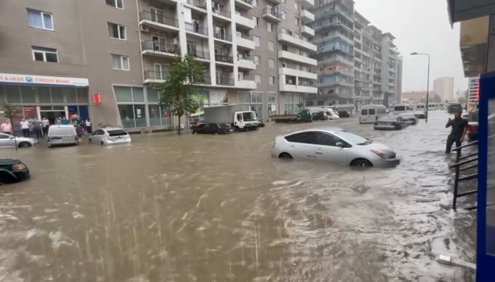 Batum’da şiddetli yağış sele neden oldu -1