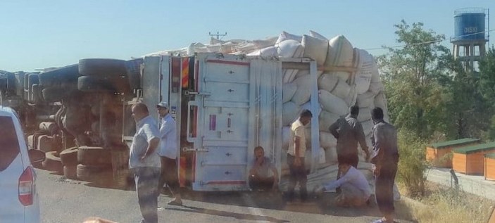 Diyarbakır'da saman yüklü kamyon devrildi: 2 yaralı -1