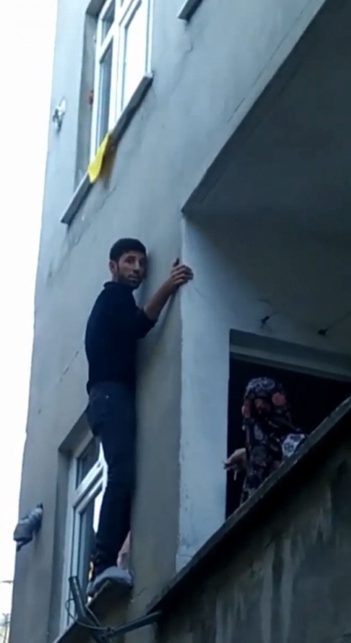 Sultangazi'de pencerede mahsur kalan hırsız, bina sakinlerine yalvardı -2
