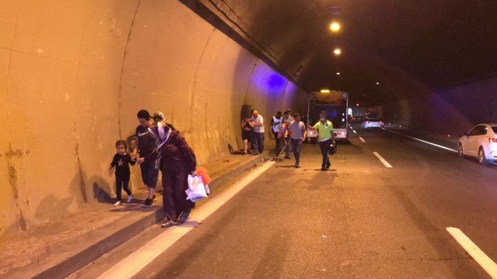 Zincirleme kazada 5 kişi yaralandı, araçlardakiler tünelde oturdu  -4