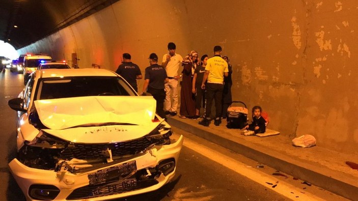 Zincirleme kazada 5 kişi yaralandı, araçlardakiler tünelde oturdu  -9