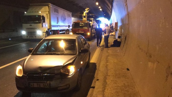 Zincirleme kazada 5 kişi yaralandı, araçlardakiler tünelde oturdu  -3