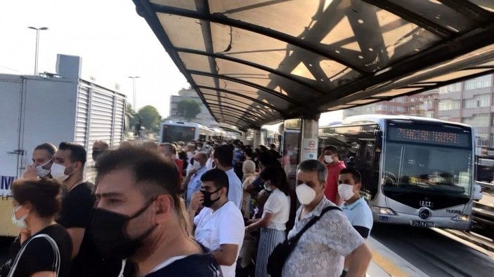 Klima bozulunca metrobüsteki yolcular araçtan indirildi -2