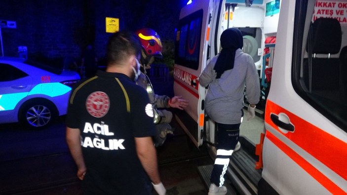 Bursa'da 110 yıllık binada yangın: 1 itfaiye eri yaralandı