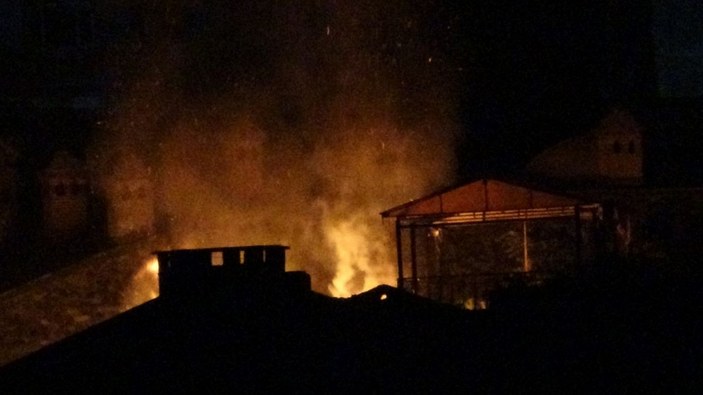 Bursa'da 110 yıllık binada yangın: 1 itfaiye eri yaralandı