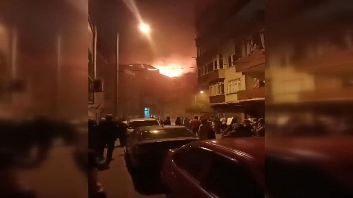 Eyüpsultan'da 5 katlı binanın çatısı alev alev yandı  -1