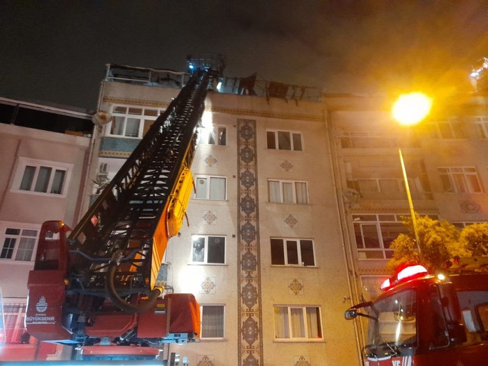 Eyüpsultan'da 5 katlı binanın çatısı alev alev yandı  -6
