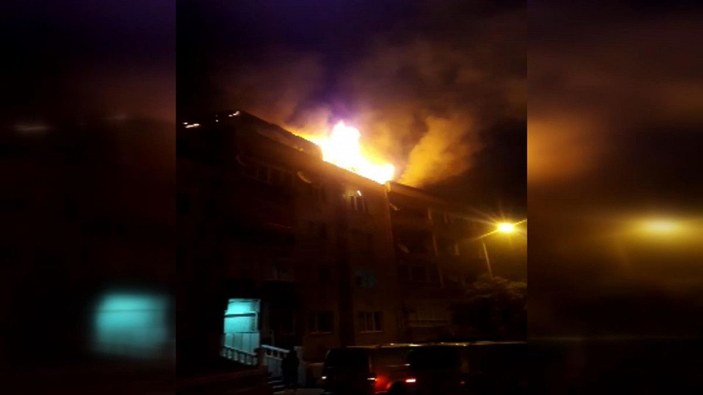 Eyüpsultan'da 5 katlı binanın çatısı alev alev yandı  -2