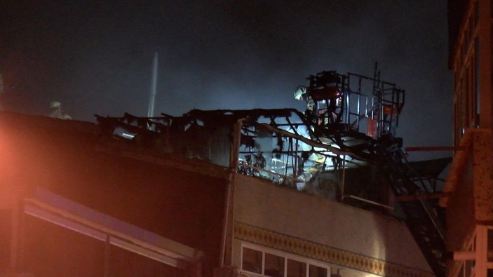 Eyüpsultan'da 5 katlı binanın çatısı alev alev yandı  -3