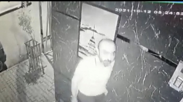 Bağcılar'da binaya giremeyen hırsız, güvenlik kamerasını çaldı