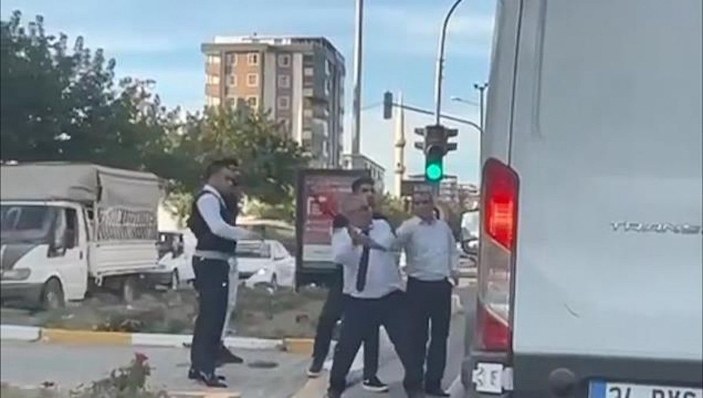 Otobüs şoförü, yol verme tartışmasında minibüsün önünü kesip sopayla saldırdı -3
