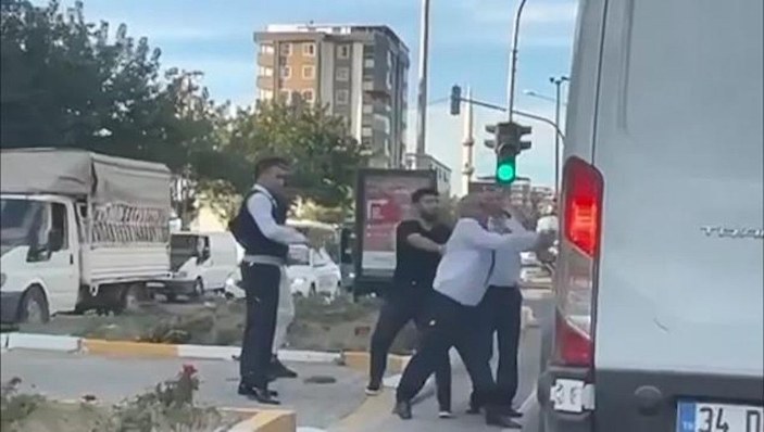 Otobüs şoförü, yol verme tartışmasında minibüsün önünü kesip sopayla saldırdı -2