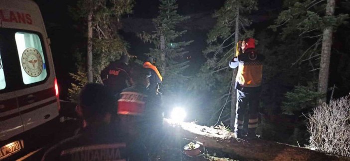 Odun keserken uçuruma düşen kişi kurtarıldı -4