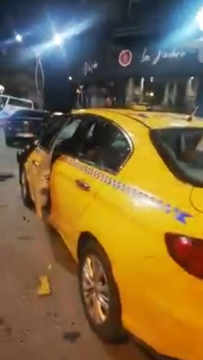 Sultangazi'de sopayla taksiyi parçaladı  -6