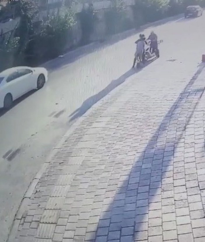 Antalya'da motosiklet ve scooter sürücüsü, birbirlerini gördükleri halde çarpıştı