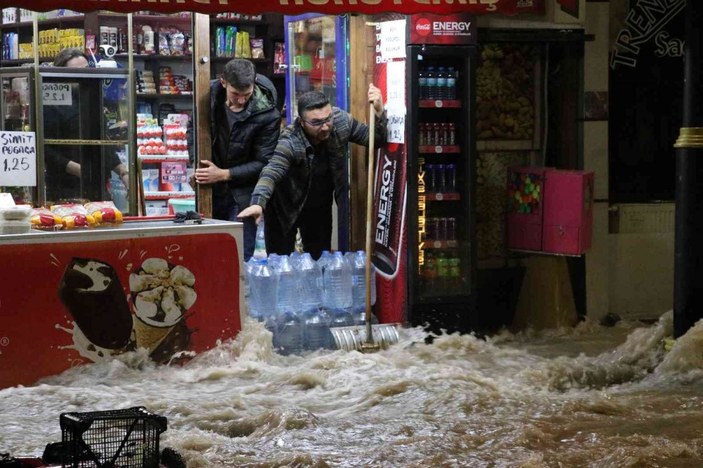 Sivas'ta caddede patlayan su borusu nedeniyle dükkanları su bastı