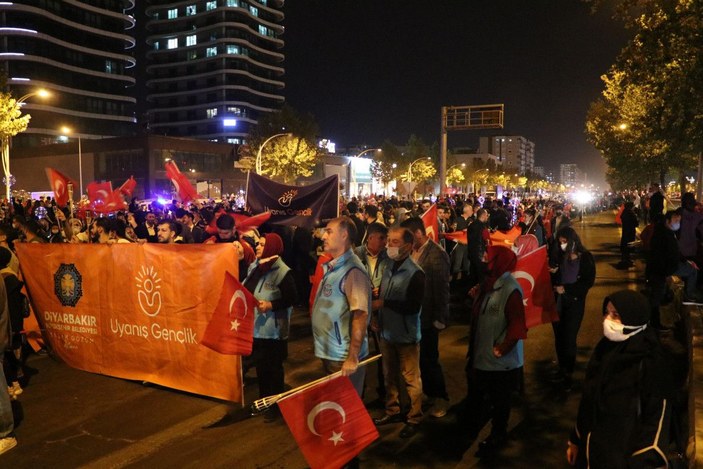 Diyarbakır'da '29 Ekim' coşkusu: 160 metre uzunluğunda Türk bayrağıyla fener alayı -2