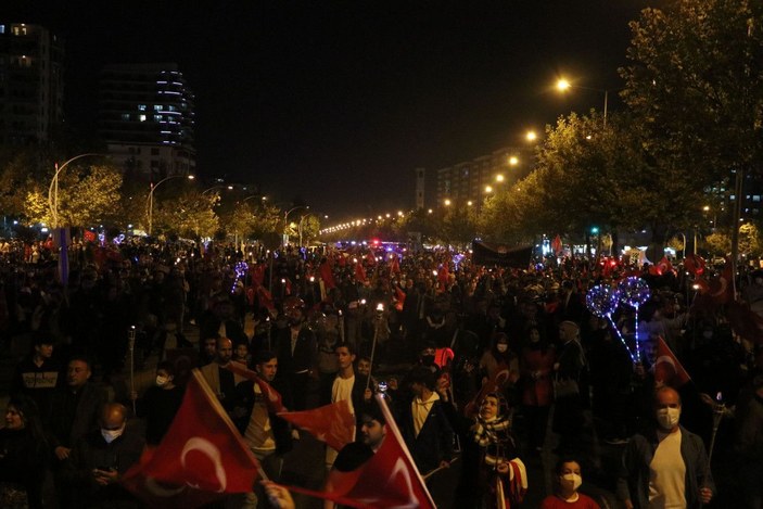 Diyarbakır'da '29 Ekim' coşkusu: 160 metre uzunluğunda Türk bayrağıyla fener alayı -6