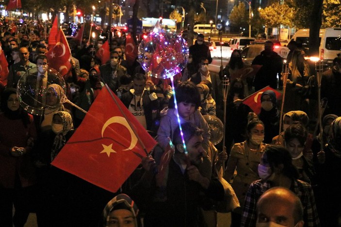 Diyarbakır'da '29 Ekim' coşkusu: 160 metre uzunluğunda Türk bayrağıyla fener alayı -5