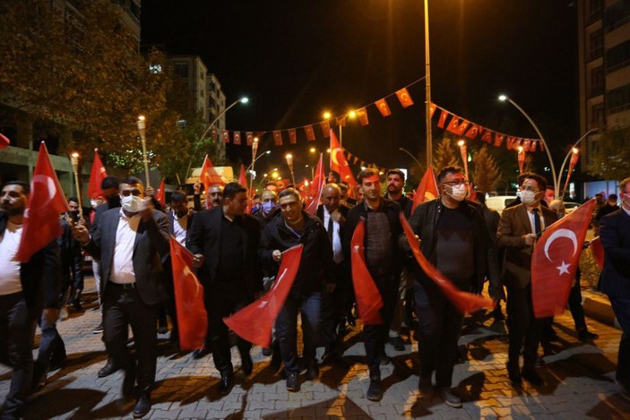 Diyarbakır'da '29 Ekim' coşkusu: 160 metre uzunluğunda Türk bayrağıyla fener alayı -10
