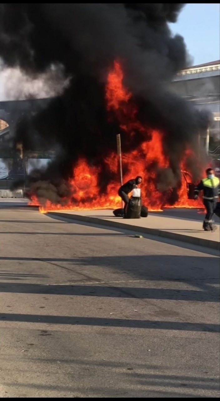 Kadıköy’de yanan otomobili arkasına alıp selfie çekti -5