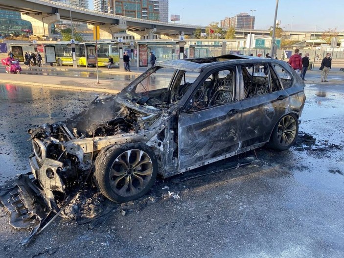 Kadıköy’de yanan otomobili arkasına alıp selfie çekti -2