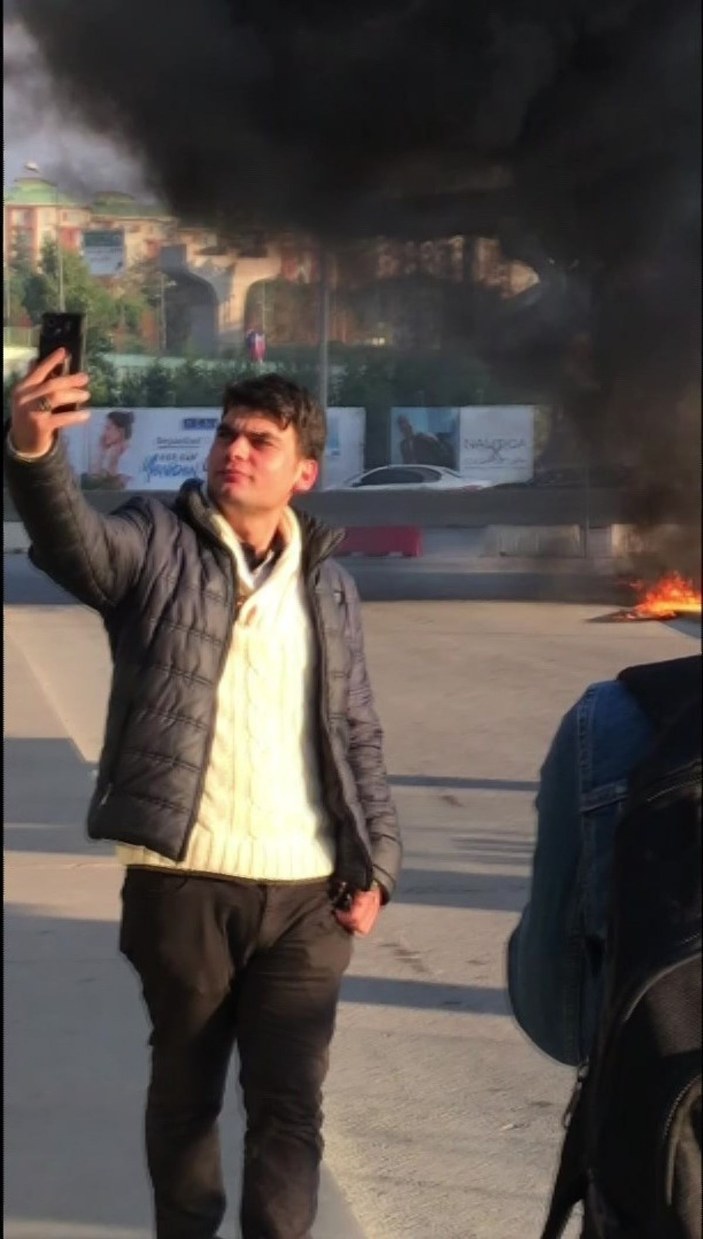 Kadıköy’de yanan otomobili arkasına alıp selfie çekti -3