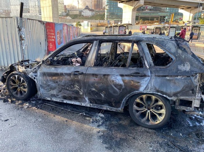 Kadıköy’de yanan otomobili arkasına alıp selfie çekti -1
