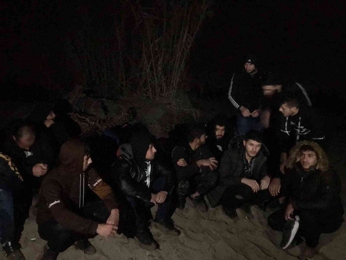 Antalya’da 15 düzensiz göçmen yakalandı -1