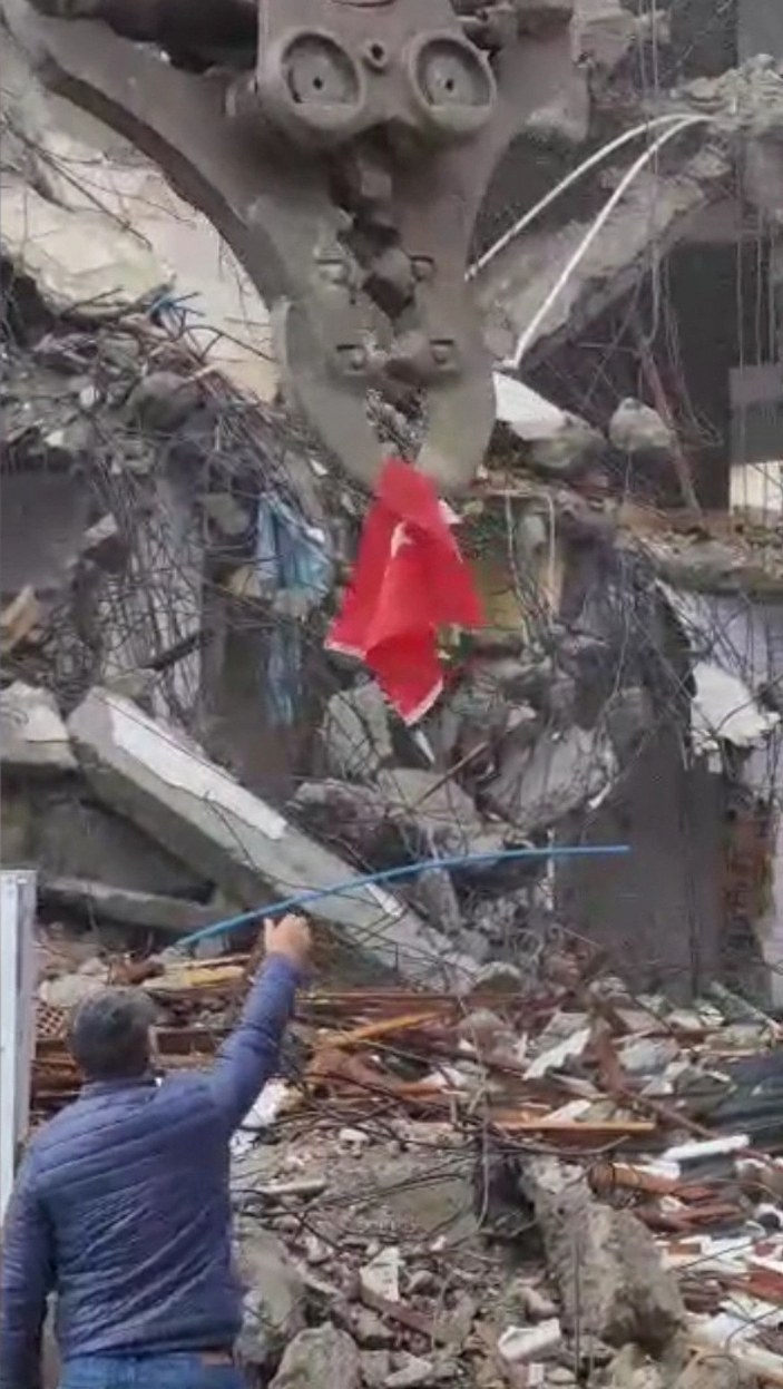 Sultangazi'deki yıkımda operatörün bayrak hassasiyeti -3