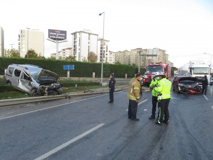 Ümraniye'de hafif ticari araç takla attı, 4 kişi yaralandı -1