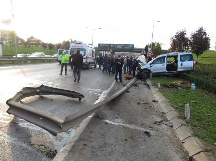 Ümraniye'de hafif ticari araç takla attı, 4 kişi yaralandı -6