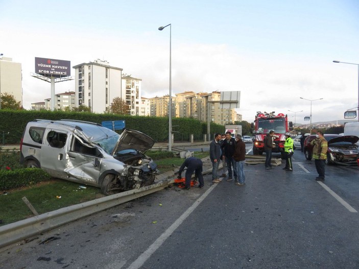 Ümraniye'de hafif ticari araç takla attı, 4 kişi yaralandı -4