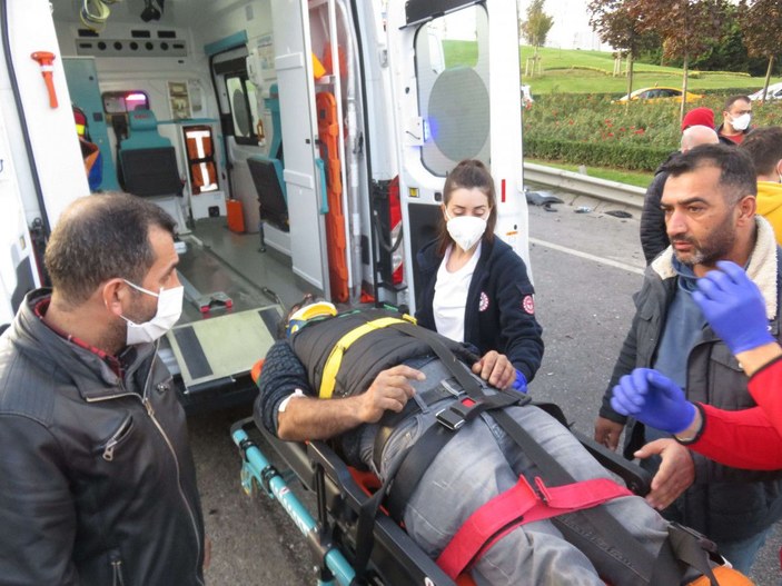 Ümraniye'de hafif ticari araç takla attı, 4 kişi yaralandı -8