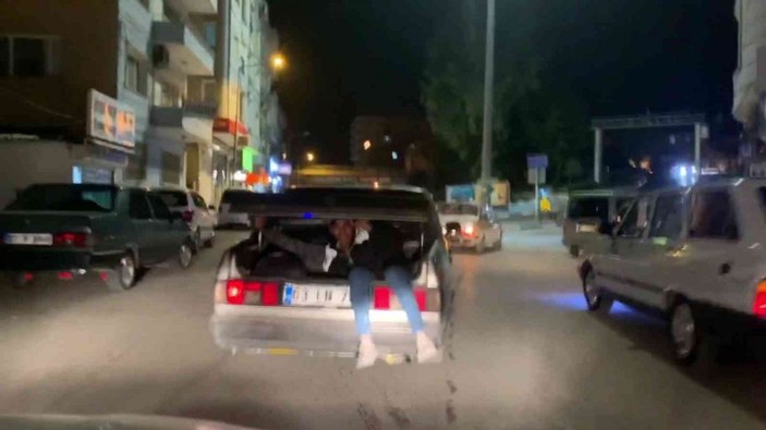 Şanlıurfa'da otomobilin bagajında tehlikeli yolculuk