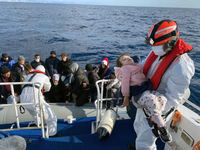 Yunan unsurlarının göçmenlere zulmü kadın-çocuk dinlemiyor -1