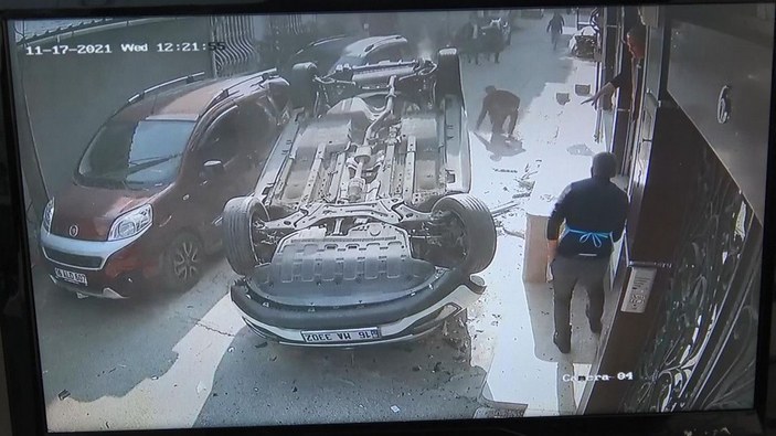 Cipin park halindeki araçlara çarpıp devrildiği kaza kamerada -5