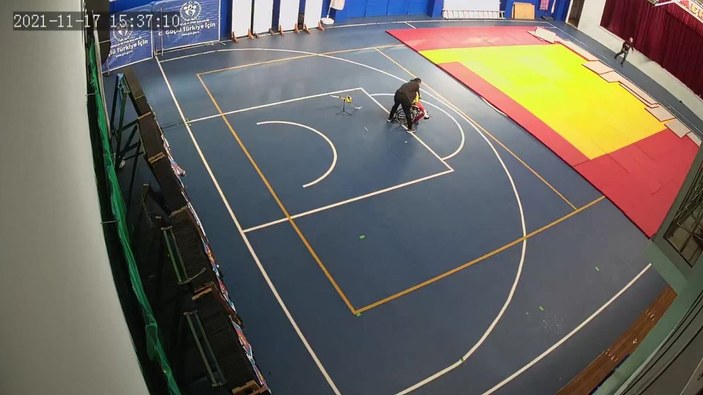 Düzce'de deprem anında engelli sporcunun üzerine kapandı