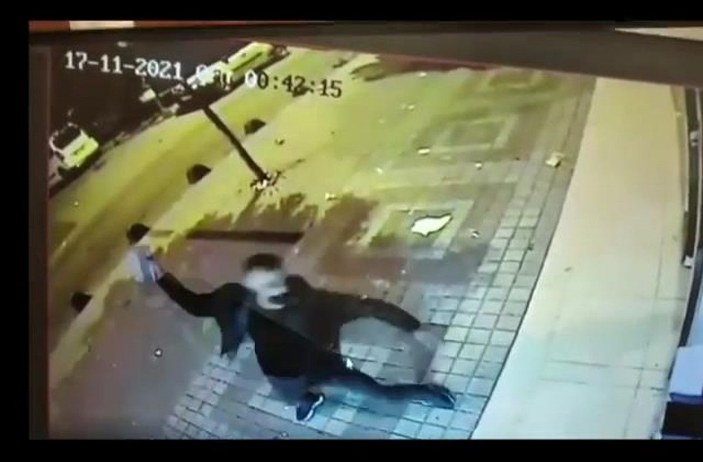 Bağcılar'da ATM'ye taşlı saldırı kamerada  -1