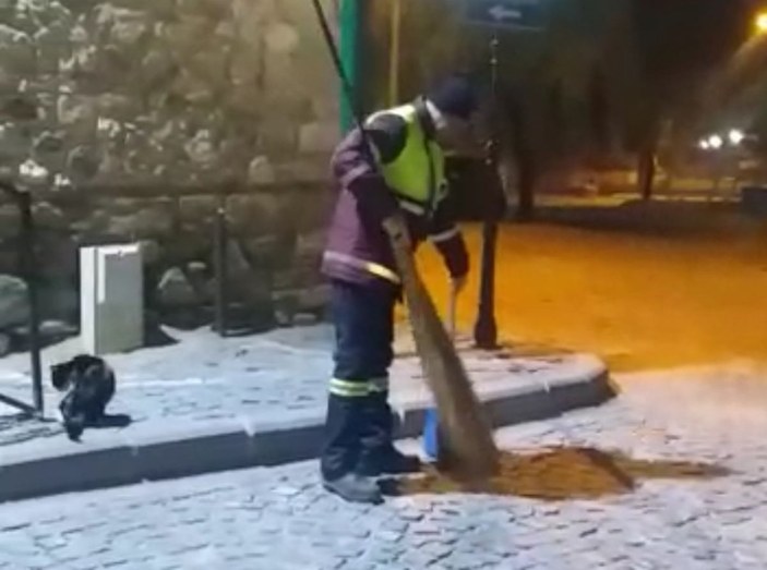 Hem çevreyi temizliyor hem de sokak kedisine süpürgesi ile masaj yapıyor -1