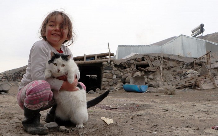 4 yaşındaki depremzede Hira, ekmeğini kedilerle paylaştı -5