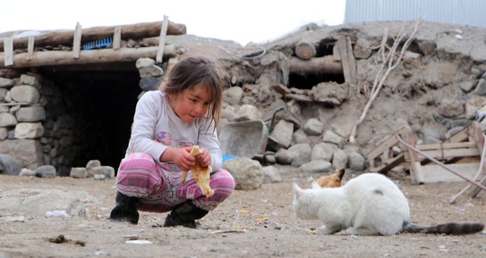4 yaşındaki depremzede Hira, ekmeğini kedilerle paylaştı -3