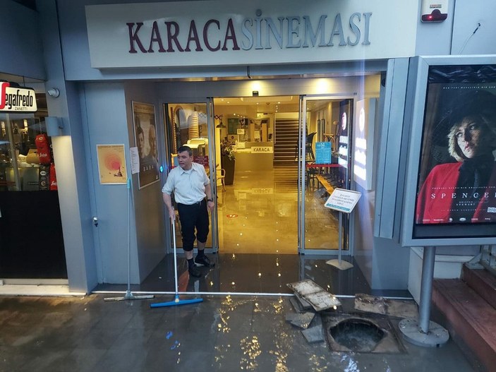 İzmir'de sağanak nedeniyle kentin simgelerinden Karaca Sineması'nı su bastı -1