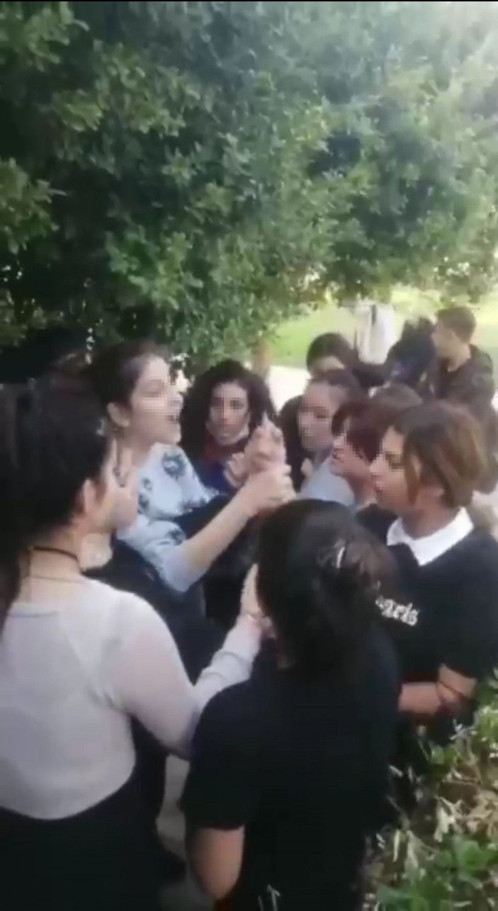 Antalya'da liseli kızların tekme- tokat ve bıçaklı kavgası kamerada -1