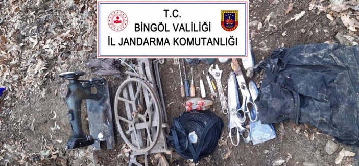 Bingöl'de teröristlerin 11 odalı sığınağı imha edildi -1