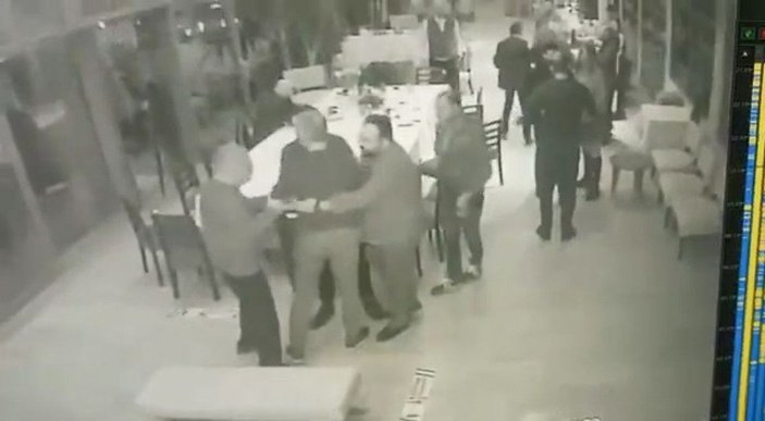 Cengiz Kurtoğlu'dan iş insanına bıçaklı saldırı iddiası kamerada -6